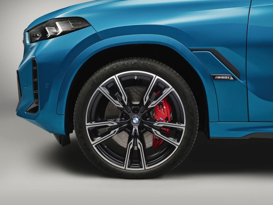 View Photos of the 2024 BMW X6