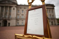 A notice is placed on an easel in the forecourt of Buckingham Palace to formally announce the birth of a baby boy to the Britain's Catherine, the Duchess of Cambridge, and Prince William, in London, April 23, 2018. Stefan Rousseau/Pool via Reuters