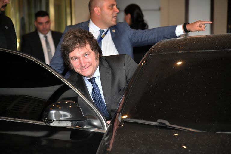 Javier Milei sale del Hotel Libertador.