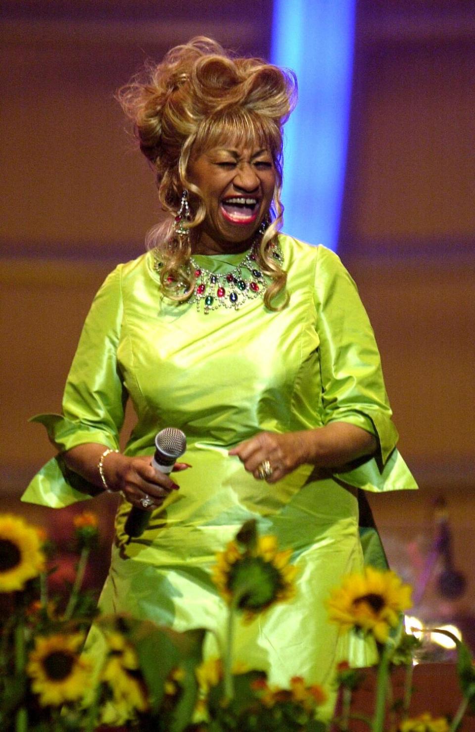 En esta foto de archivo, Celia Cruz actúa el 30 de mayo de 2001 en Milán, Italia.