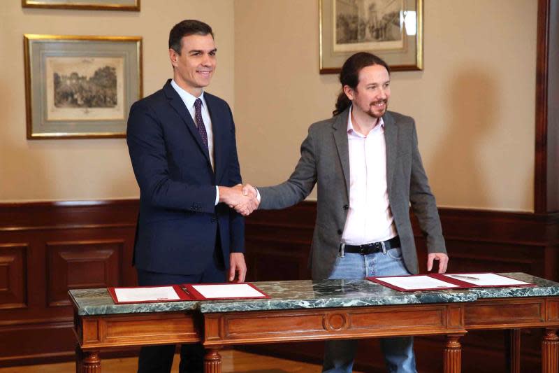 En el Congreso de los Diputados y ante las cámaras, Pedro Sánchez y Pablo Iglesias firmaron ayer el decálogo que recoge su acuerdo para un Gobierno de coalición que aún necesita sumar apoyos. (Foto: EFE/Paco Campos)