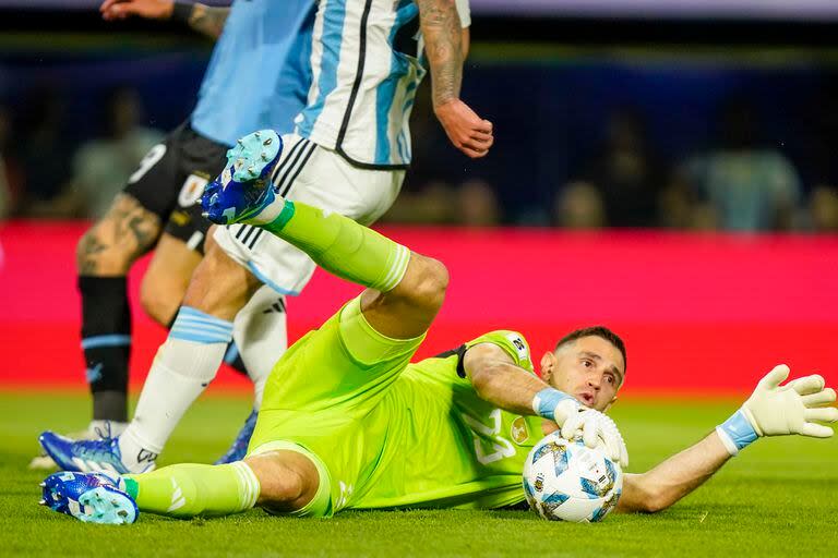 Dibu Martínez, figura en la selección y Aston Villa