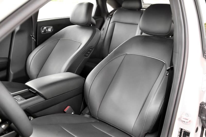 EV600車型配備深層舒壓皮質座椅，並具有通風加熱與全倒放鬆功能。