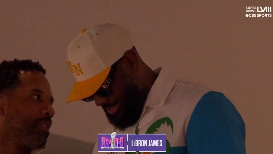 觀看超級盃的LeBron James。（圖／翻攝自@NFL推特）