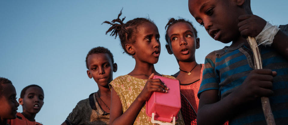 Des enfants éhiopiens qui ont fui le Tigré attendent que de la nourriture leur soit distribuée devant un entrepôt du camp de réfugiés d'Um Raquba à Gadaref, dans l'est du Soudan, le 1er décembre.
