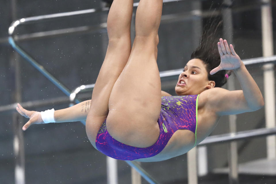 La mexicana Aranza Vázquez realiza uno de sus clavados desde el trampolín de 3 metros, en la semifinal de la Copa Mundial de la FINA en Tokio, el lunes 3 de mayo de 2021 (AP Foto/Koji Sasahara)