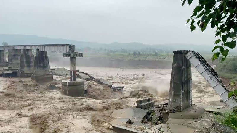 Vista general de un puente que se derrumbó tras las fuertes lluvias en Kangra, Himachal Pradesh, India, el 20 de agosto de 2022, en esta captura de pantalla obtenida de un vídeo