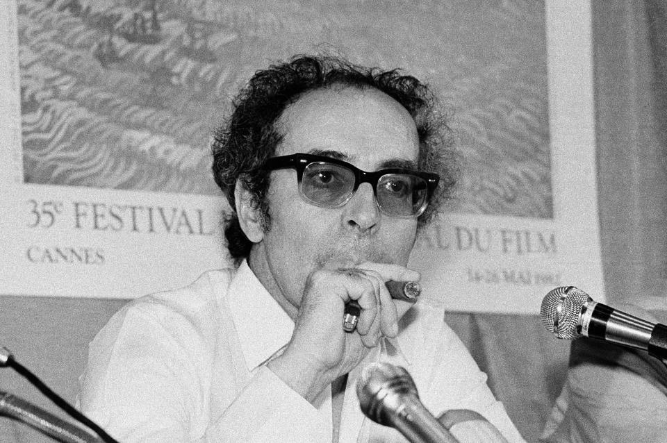 ARCHIVO - El director de cine Jean-Luc Godard fuma en el festival de Cannes, Francia, el 25 de mayo de 1982. El director Jean-Luc Godard, representante emblemático del cine francés de la Nouvelle Vague que revolucionó el cine popular en la década de 1960, ha muerto, según medios franceses. Tenía 91 años. (AP Foto/Jean-Jacques Levy, Archivo)