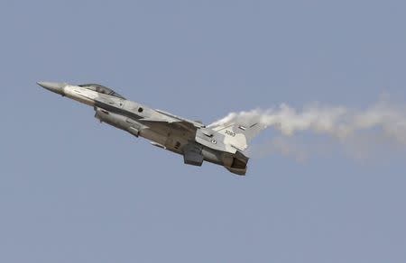 An F16 plane performs at the Dubai Airshow November 8, 2015. The biennial event will be held November 8-12. REUTERS/Ahmed Jadallah