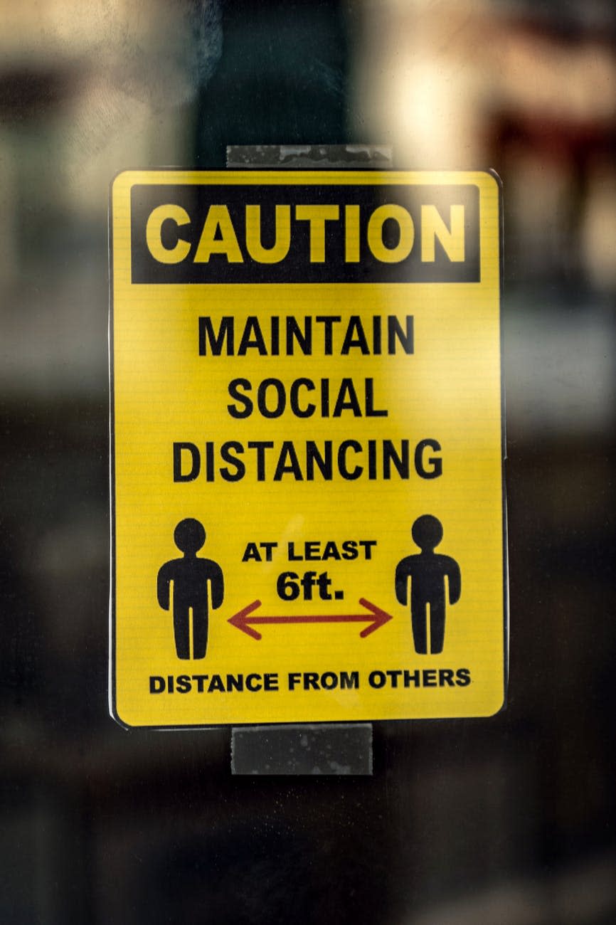 聖克拉拉政府規定，店家內應張貼保持社交距離告示牌。（示意圖／取自Pexels）
