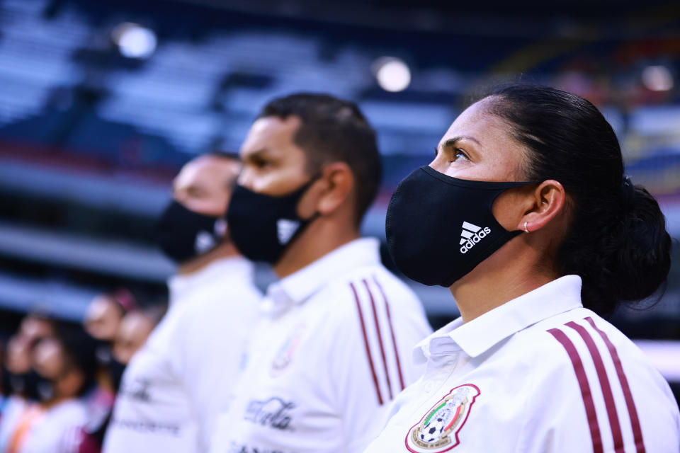 Mónica Vergara ya como entrenadora de la Selección Mexicana Femenil durante el amistoso internacional entre México y Colombia en el Estadio Azteca el 21 de septiembre de 2021 en la Ciudad de México, México. (Foto: Héctor Vivas/Getty Images)