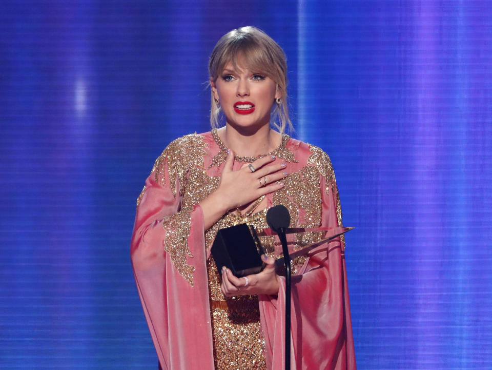 2019 American Music Awards - Show - Los Angeles, California, U.S., November 24, 2019 - Taylor Swift accepts the Artist of the Year award. REUTERS/Mario Anzuoni