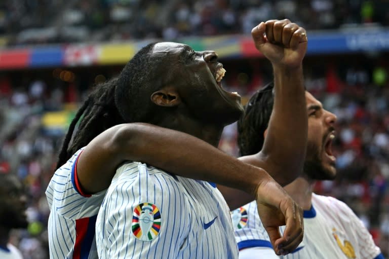 El delantero francés Randal Kolo Muani celebra el gol del triunfo (1-0) ante Bélgica, este lunes en Dusseldorf, en octavos de la Eurocopa (OZAN KOSE)