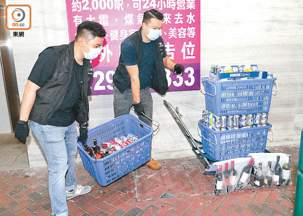 尖沙咀：警方行動中共檢獲336罐啤酒及20支烈酒，總值約8,000元。（胡德威攝）