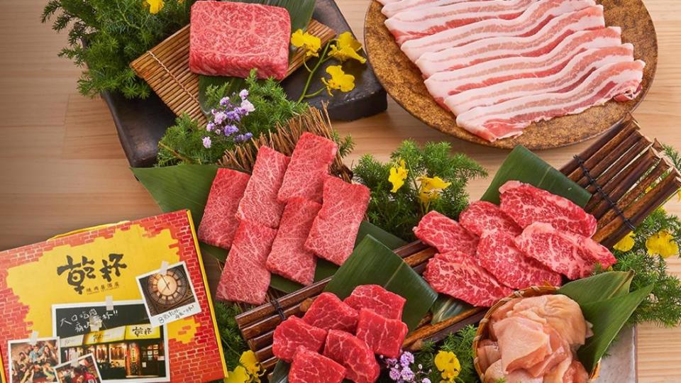 「世界和牛燒肉組」集結日本A5和牛、澳洲和牛、台灣黑豚、雞腿肉。（圖／乾杯提供）	