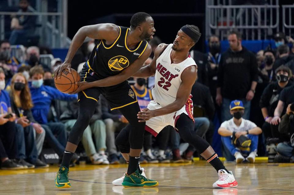 El jugador del Heat Jimmy Butler (der.) defiende ante Draymond Green, de los Warrriors de Golden State, en el partido celebrado el 3 de enero de 2022 en San Francisco.