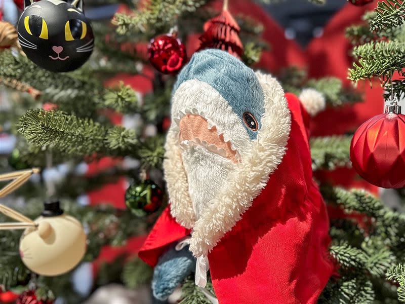 IKEA大台北地區滿額加碼抽獎活動，除了最高獎項2萬元購物金，獎品還有身穿聖誕裝的超可愛鯊鯊玩偶！（圖／IKEA提供）