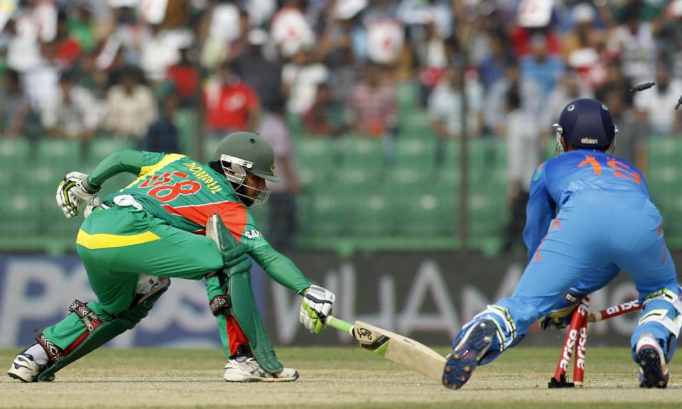 Bangladesh's Mominul Haque (L) tries to make his ground as India's wicketkeeper Dinesh Karthik breaks the wickets to dismiss him successfully during their Asia Cup 2014 one-day international (ODI) cricket match in Fatullah February 26, 2014.