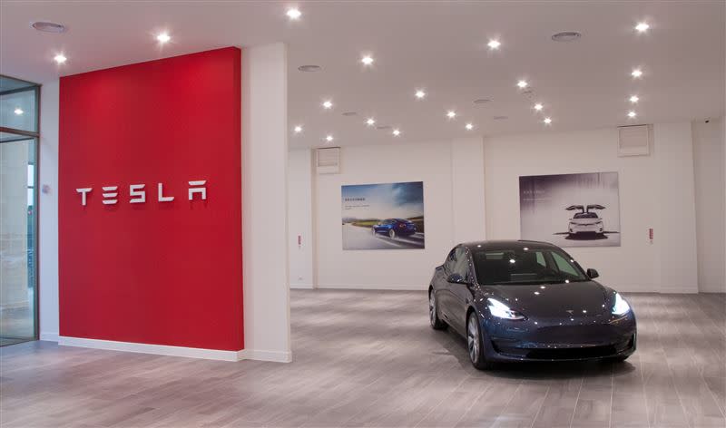 Tesla Center高雄服務體驗中心的專業產品顧問團隊將提供消費者電動車教育與專屬試駕服務。（圖／Tesla提供）