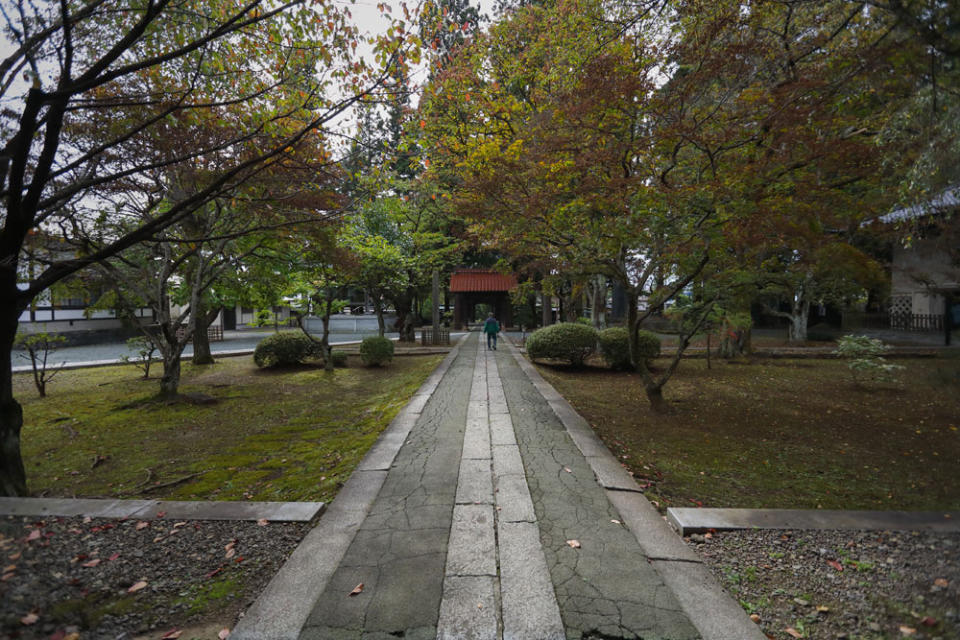 The temple’s serene garden courtyard allows visitors to bathe in Nature.