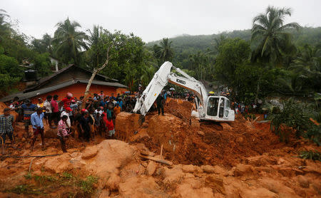 Military officials work during a rescue mission at the site of a landslide in Bellana village in Kalutara, Sri Lanka May 26, 2017. REUTERS/Dinuka Liyanawatte