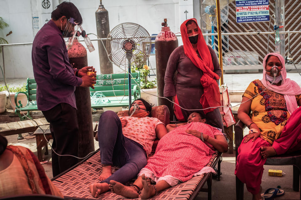 INDIRAPURAM, INDIA - MAY 02: Patients suffering from Covid-19 are treated with free oxygen at a makeshift clinic outside the Shri Guru Singh Sabha Gurdwara on May 02, 2021 in Indirapuram, Uttar Pradesh, India. With cases crossing 400,000 a day and with more than 3500 deaths recorded in the last 24 hours, India's Covid-19 crisis is intensifying and shows no signs of easing pressure on the country. A new wave of the pandemic has totally overwhelmed the country's healthcare services and has caused crematoriums to operate day and night as the number of victims continues to spiral out of control. (Photo by Rebecca Conway/Getty Images)