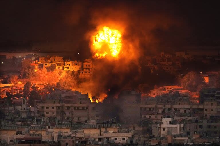 Los ataques de Israel continuaron el sábado por la madrugada en Beirut