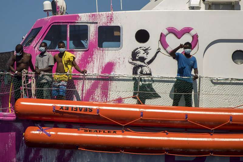 <cite>地中海移民危機：英國藝街家班克西（Banksy）資助用作拯救移民的船隻路易斯‧米歇爾號。（AP）</cite>