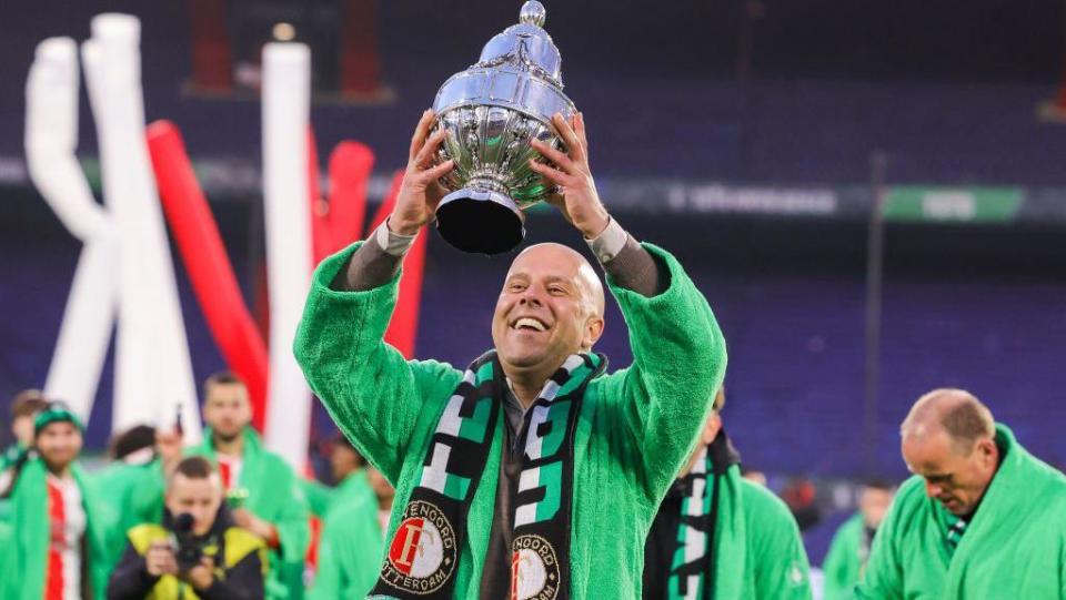 Arne Slot holds up KNVB Cup trophy