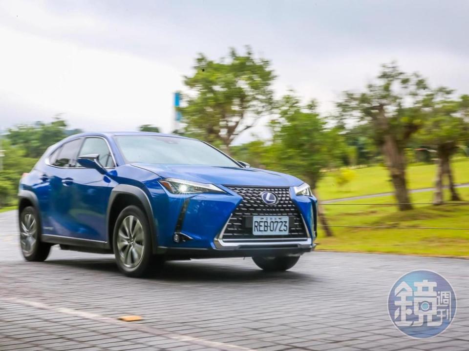 之前試LEXUS UX 300e過彎時不過稍微踩深了些電門，前輪就開始發生打滑的現象、防滑系統幾乎是全程介入才能保持穩定。