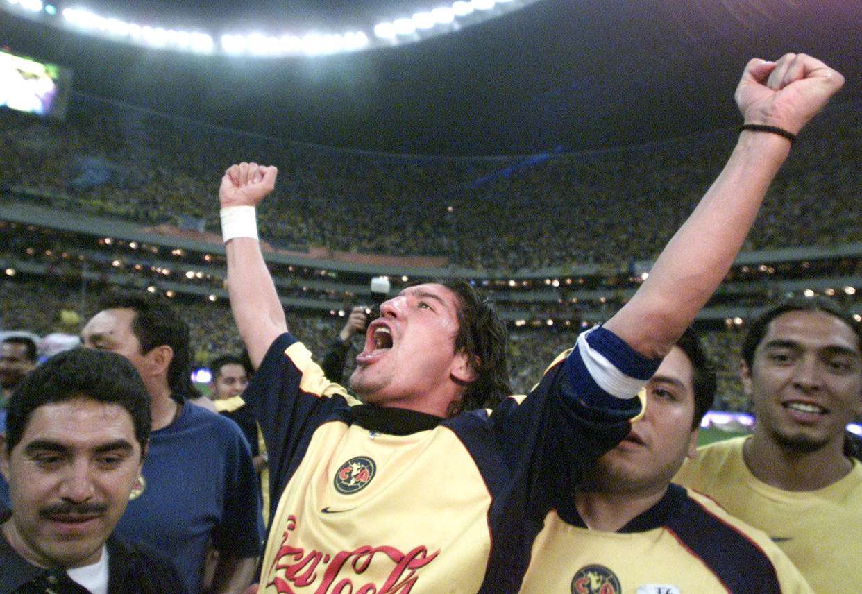 El exjugador chileno Ivan Zamorano celebra después de ganar el campeonato de la liga mexicana con su equipo América. (Foto: REUTERS/Henry Romero)