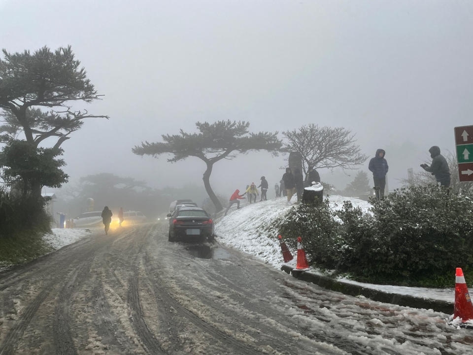 寒流來襲，陽明山巴拉卡公路8日清晨開始飄雪，警方啟動雪季勤務第一階段管制，禁止未附掛雪鏈車輛進入山區。圖為二子坪入口處。（翻攝畫面） 