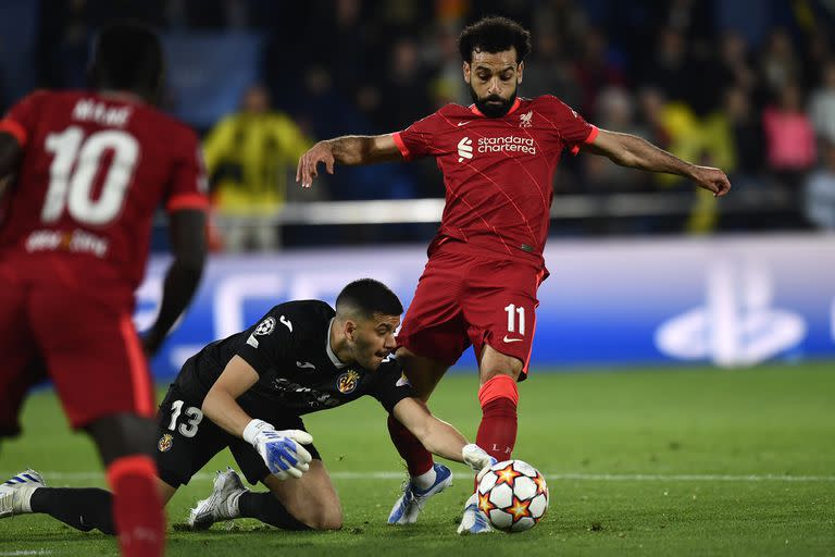 Rulli, a los pies de Mohamed Salah; el arquero argentino de Villarreal tuvo una actuación poco propicia frente a Liverpool en la segunda semifinal de la Champions