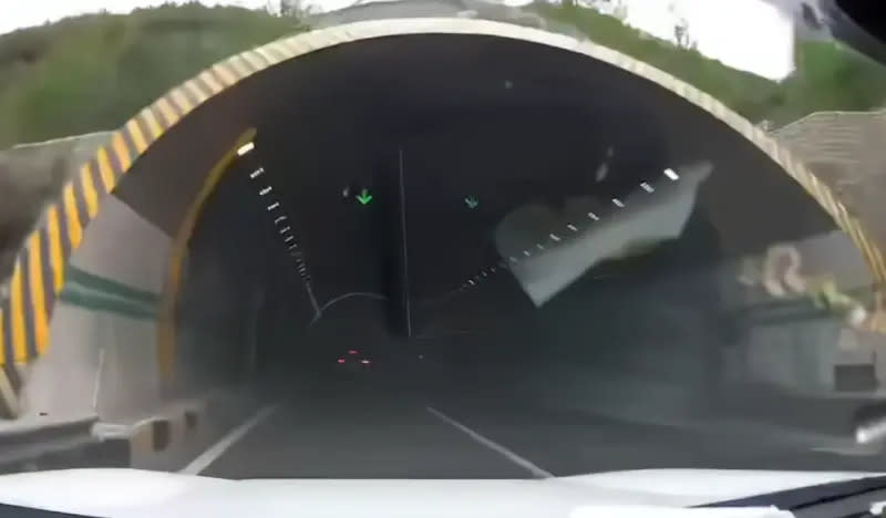 ▲進入隧道前，駕駛並沒有先開啟大燈。（圖／取自微博）