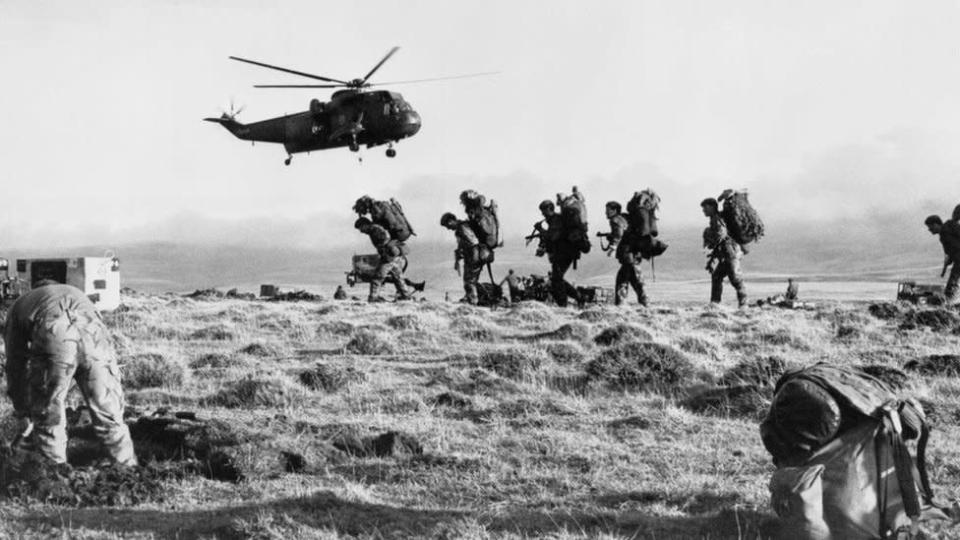 Militares británicos en las Malvinas/Falklands durante la guerra de 1982.