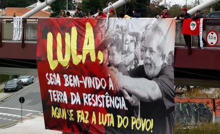 A banner supporting former Brazilian President Luiz Inacio Lula da Silva is seen before the Silva's testimony in Curitiba, Brazil May 10, 2017. The banner reads: "Lula, welcome to the land of resistance. Here is the struggle of the people!" REUTERS/Paulo Whitaker
