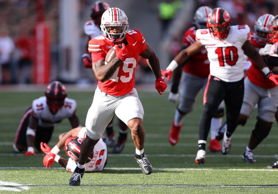 Ohio State running back Chip Trayanum (19) runs for a touchdown during the second quarter against Western Kentucky at Ohio Stadium.