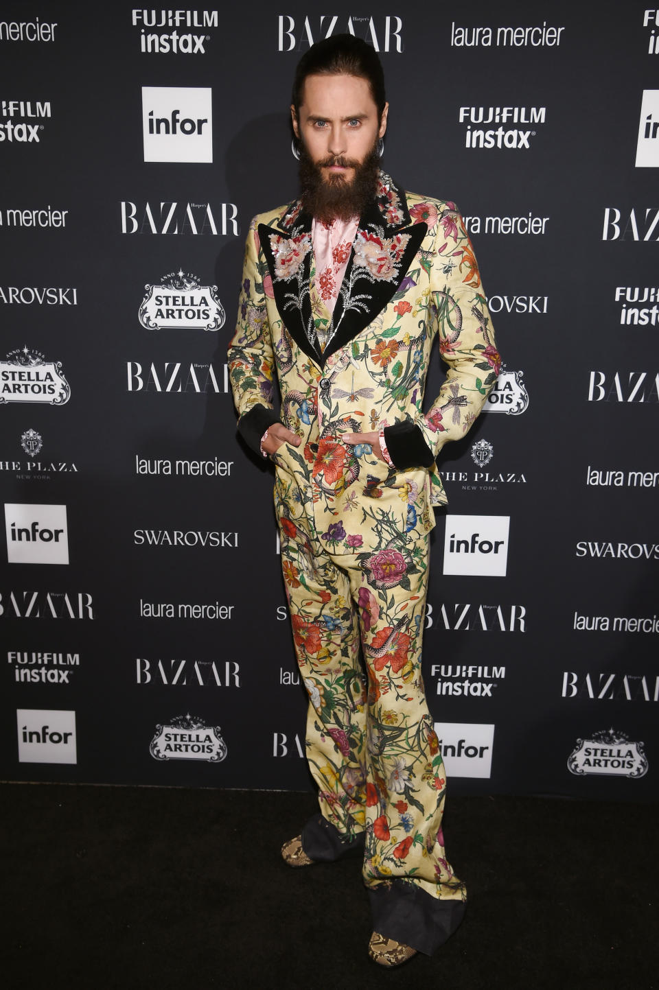 <p>Jared Leto ist eng mit Guccis Creative Director Alessandro Michele befreundet. Und das bedeutet, dass seine Garderobe nun gut bestückt ist mit exzentrischen Gucci-Stücken, von Regenbogen-Pailletten-Capes bis zu exotischen Blumenmustern. Sagen wir es mal so: In Letos Garderobe ist nichts eintönig.<br>[Bild: Getty] </p>