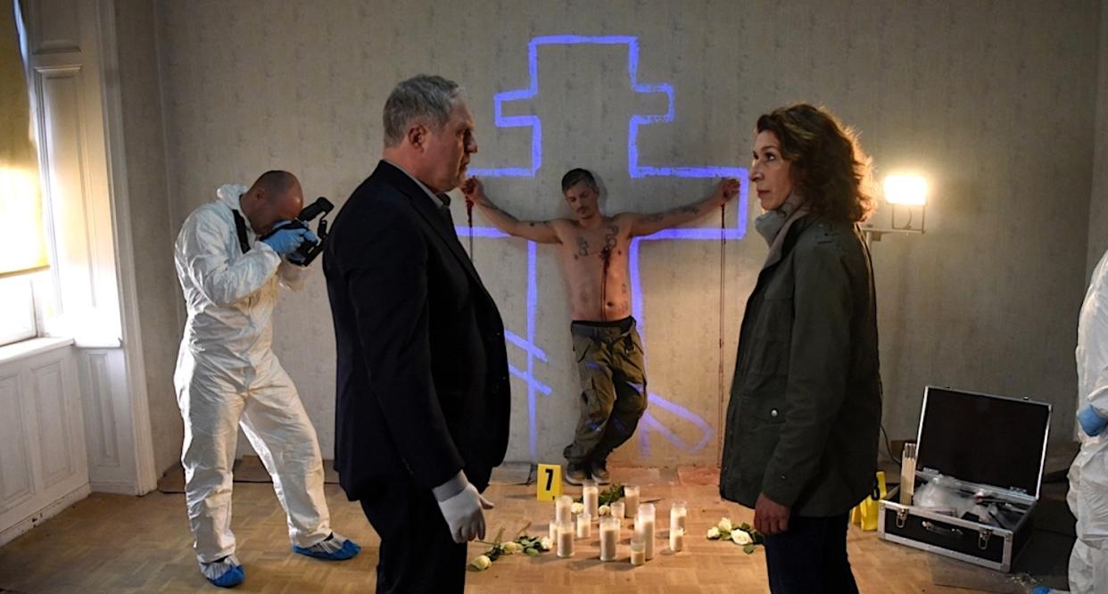 Ein Ritualmord in Wien? Eisner (Harald Krassnitzer) und Fellner (Adele Neuhauser) am Fundort der ersten Leiche. (Bild: ARD Degeto/ORF/E&A Film/Hubert Mica)