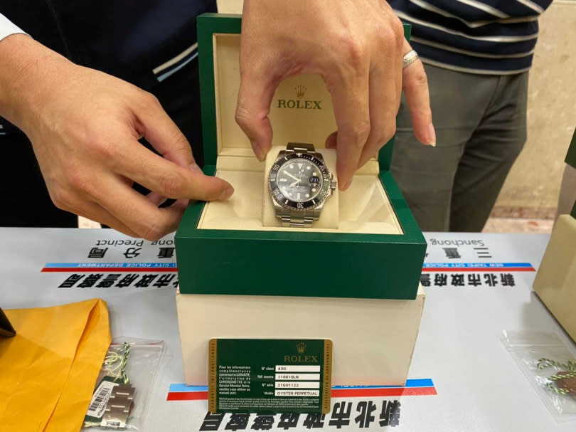 2支勞力士「黑水鬼」名錶要價50萬元，險被以一疊假鈔騙走。（圖／翻攝畫面）