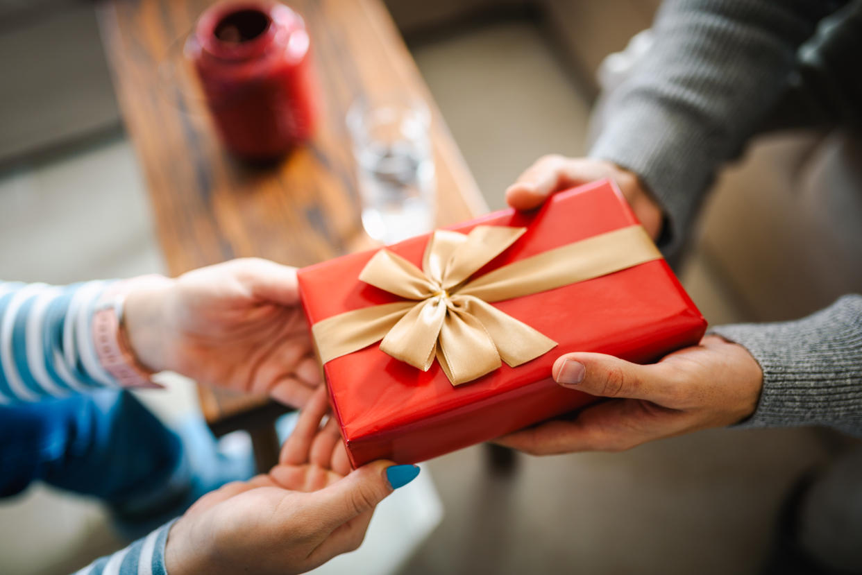 Con estos regalos de San Valentín se verá el empeño que le pusiste en conseguirlo y no notará que fue una ganga. (Foto: Getty)