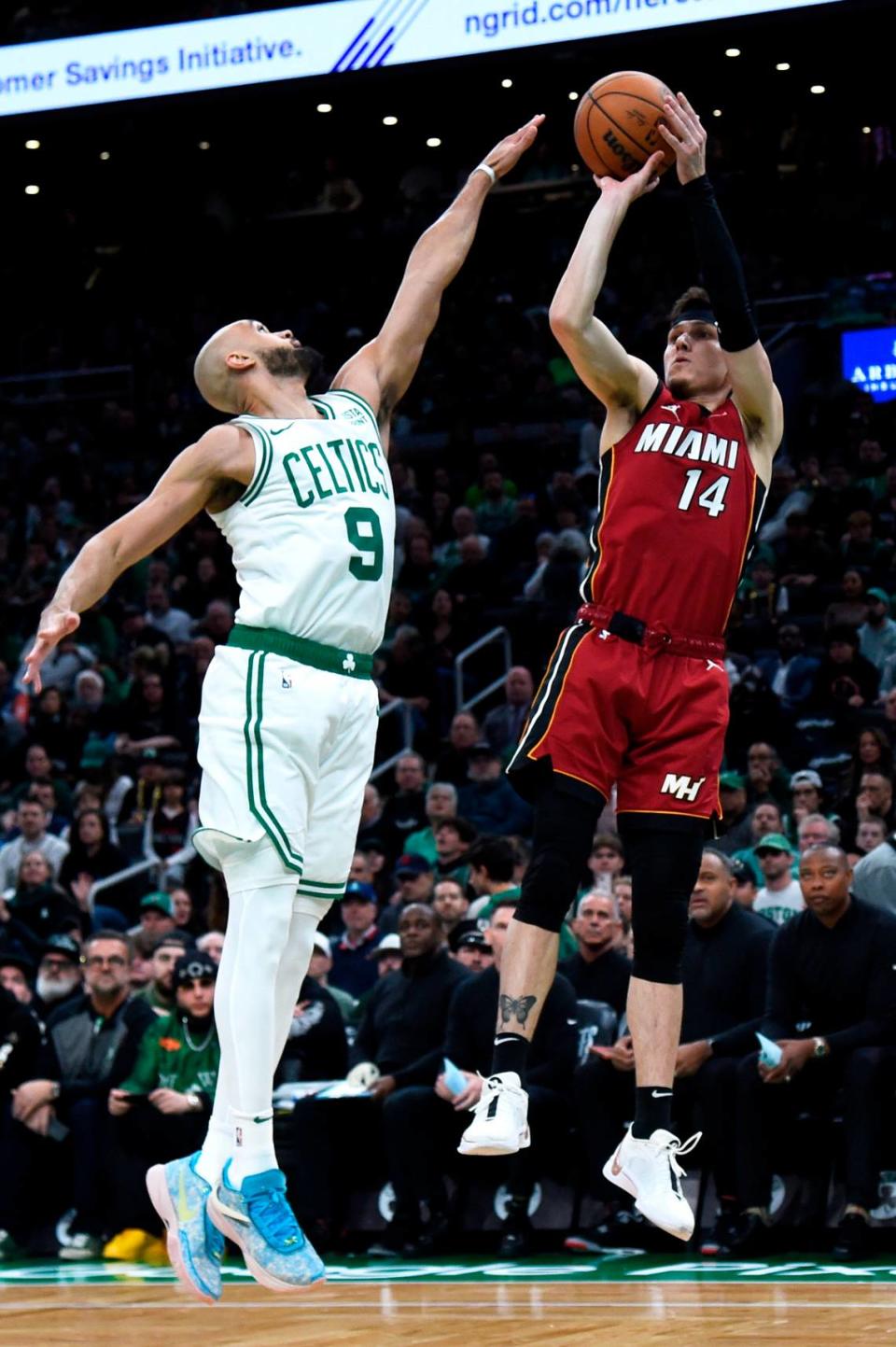 El jugador del Heat de Miami Tyler Herro tira al aro ante la marca de Derrick White, de los Celtics, en el partido celebrado el 21 de abril de 2024 en Boston.