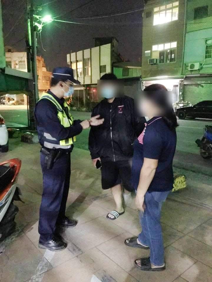 一對母子網路購物險遭騙，臺西警成功阻詐。（記者陳正芬攝）