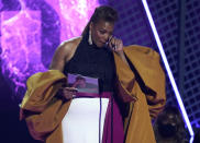 Queen Latifah se seca las lágrimas al recibir el Premio BET a la trayectoria el domingo 27 de junio de 2021 en el Teatro Microsoft en Los Ángeles. (AP Foto/Chris Pizzello)