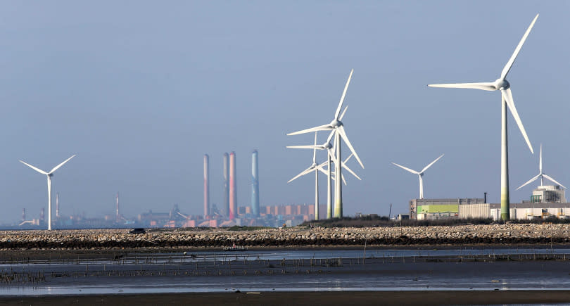 火力發電廠燃煤所產生的溫室氣體會造成溫室效應，有鑑於此，我國正積極發展風電及太陽能等綠能發電，預估2025發電量占整體發電的20%。（圖／報系資料照）