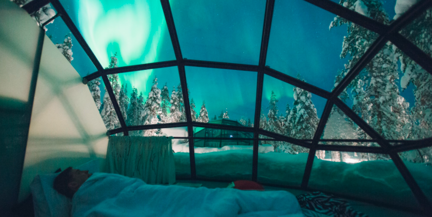 <p>Aquí no solo las estrellas serán las que te acompañen en tu estadía, también las fascinantes auroras boreales formarán parte de esta aventura. / <em>Foto: Kakslauttanen Arctic Resort</em> </p>