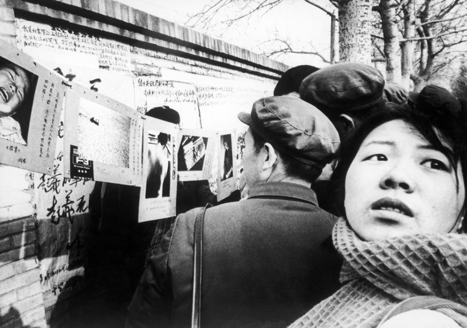1979年的北京民主牆，除了大字報，也有人展示攝影作品。美聯社資料圖片