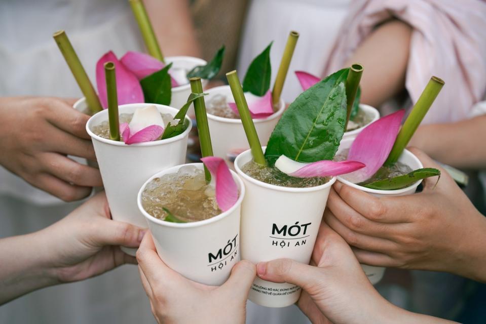 「MÓT」提供點綴著荷花瓣的清涼花草茶，是古鎮裡的排隊名店。