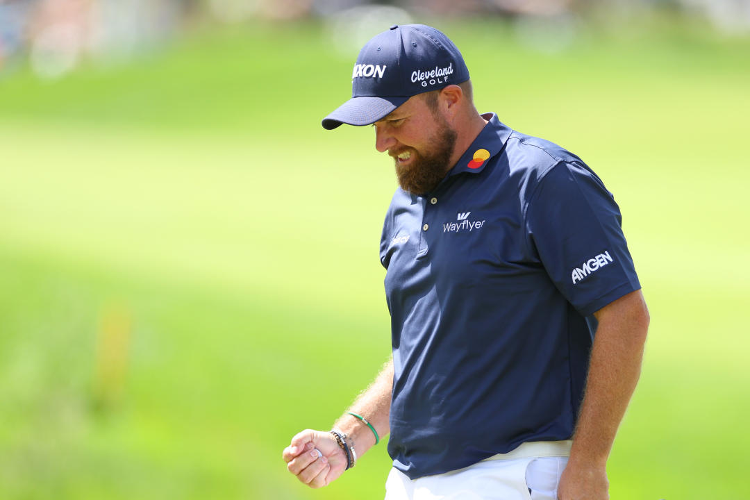 LOUISVILLE, KENTUCKY – 18. MAJ: Shane Lowry fra Irland reagerer på sit birdieputt på 13. green under tredje runde af 2024 PGA Championship på Valhalla Golf Club den 18. maj 2024 i Louisville, Kentucky.  (Foto: Andrew Redington/Getty Images)