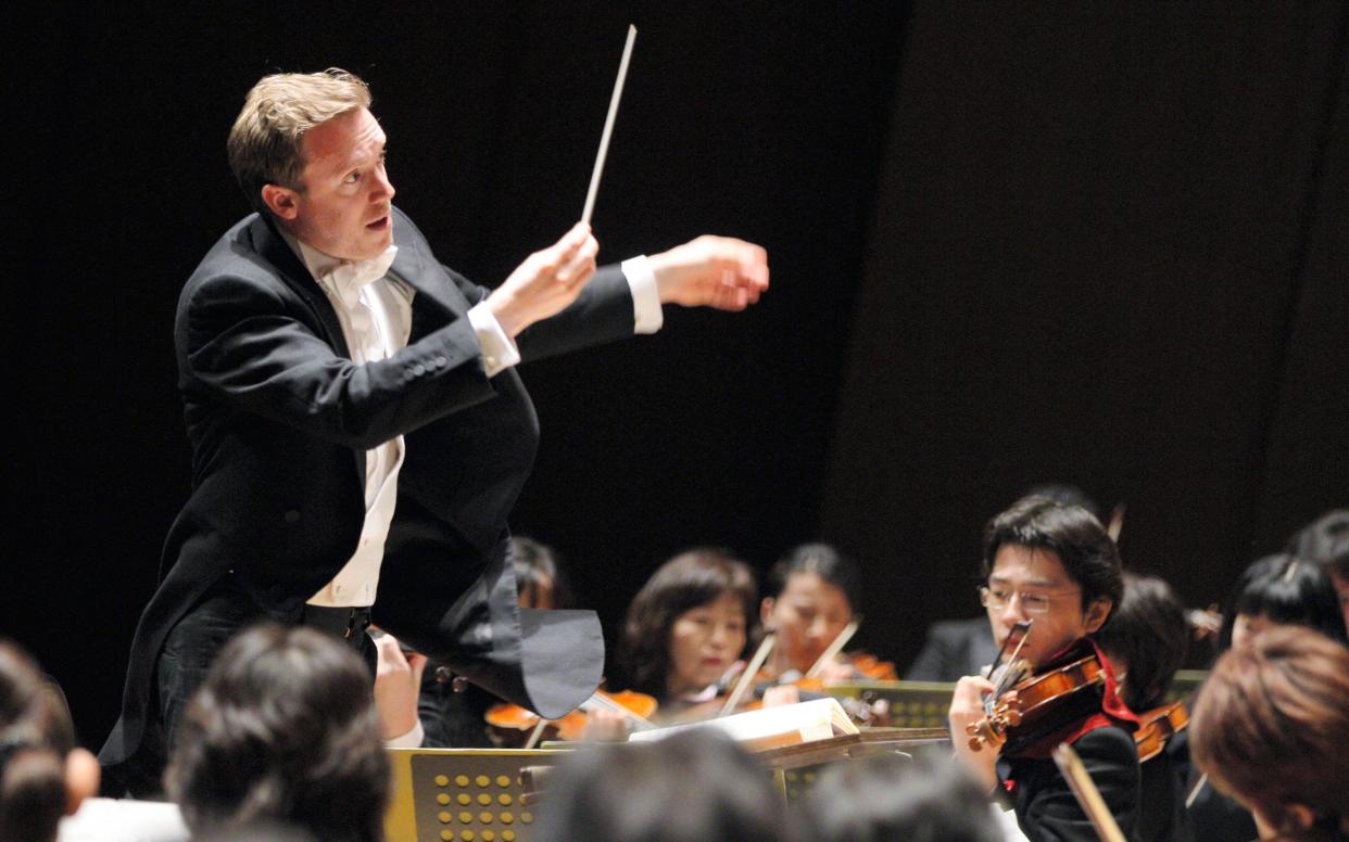 Harding with the New Japan Philharmonic, in Tokyo, 2011  - 2015 The Asahi Shimbun